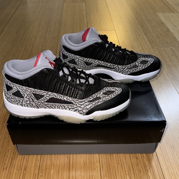 Air Jordan 11 Retro low ie - size 10 - never worn - Picture 4 of 6